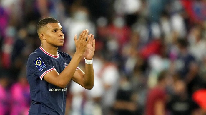 PSGs Kylian Mbappe applauds at the end of the French League One soccer match between Paris Saint Germain and Strasbourg, at the Parc des Princes stadium in Paris, Saturday, Aug. 14, 2021. (AP Photo/Francois Mori)