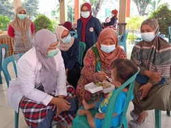 Mahasiswa Unair Ajari Warga Bikin Mi Lele untuk Atasi Stunting