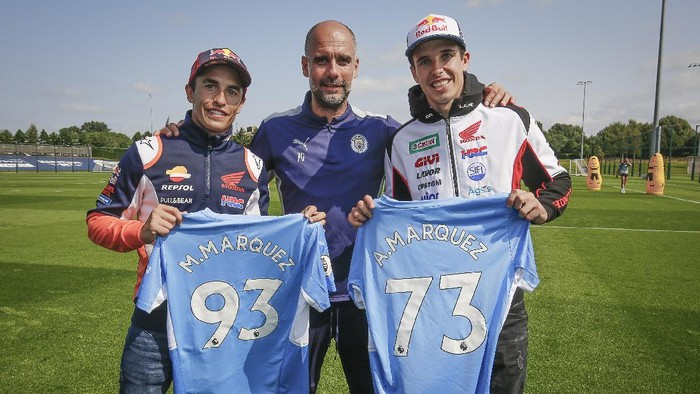 Marc Marquez dan Alex Marquez menyambangi markas latihan Manchester City. (Foto: dok. MotoGP) Marc Marquez dan Alex Marquez menyambangi markas latihan Manchester City. (Foto: dok. MotoGP)