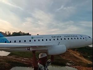 Begini Cara Santri di Madura Bikin Miniatur Pesawat Garuda Indonesia