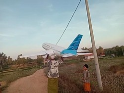 Kerennya Miniatur Pesawat Garuda Indonesia yang Terbang di Langit Madura