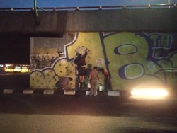 Mural Mirip Jokowi Mata Tertutup Masker di Bandung Dibersihkan!