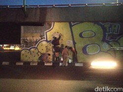 Mural Pria Mirip Jokowi Mata Tertutup Masker di Bandung Dihapus!