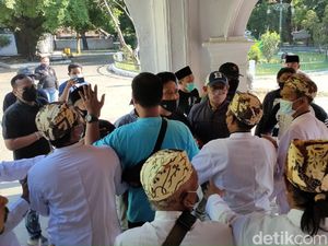 Kisruh Dualisme Keraton Kasepuhan Cirebon, 2 Pihak Akan Saling Lapor Polisi Kisruh Dualisme Keraton Kasepuhan Cirebon, 2 Pihak Akan Saling Lapor Polisi