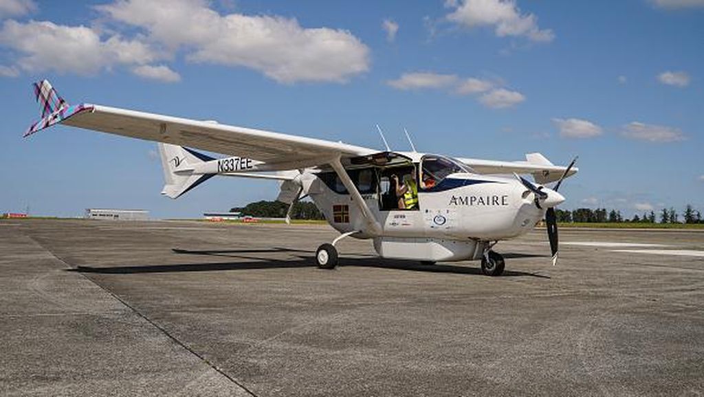 Penampakan Pesawat Listrik Hibrida yang Diuji Coba di Inggris Penampakan Pesawat Listrik Hibrida yang Diuji Coba di Inggris