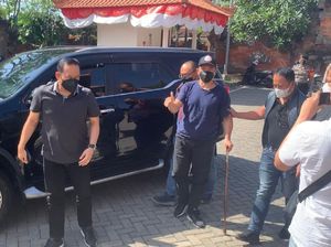 Penampakan Muhammad Kece Saat Ditangkap di Bali: Pakai Topi-Bertongkat Penampakan Muhammad Kece Saat Ditangkap di Bali: Pakai Topi-Bertongkat