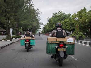 Polisi Bagikan Bansos dengan Motor Bronjong