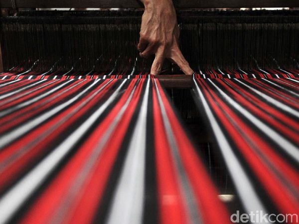 PPKM Dilonggarkan, Produksi Tenun Lurik Meningkat