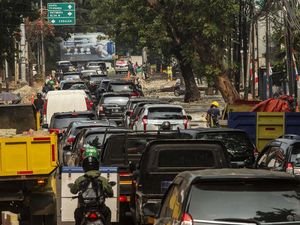 Proyek Perbaikan Trotoar yang Bikin Macet dan Debu Proyek Perbaikan Trotoar yang Bikin Macet dan Debu