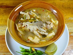 Resep Sup Ceker Ayam Daun Asam Jawa yang Gurih Segarnya Nampol