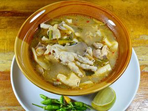 Resep Sup Ceker Ayam Daun Asam Jawa yang Gurih Segarnya Nampol Resep Sup Ceker Ayam Daun Asam Jawa yang Gurih Segarnya Nampol