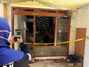 Rumah Ambruk di Surabaya Tewaskan 1 Orang Dipolice Line