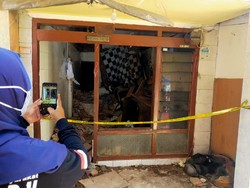 Rumah Ambruk di Surabaya Tewaskan 1 Orang Dipolice Line