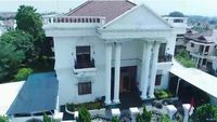 9 Potret Rumah Mewah Crazy Rich Cilegon, Sahabat Sisca Kohl