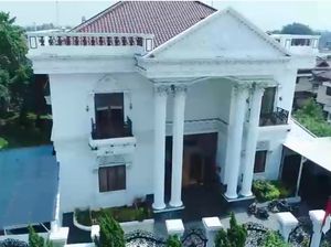9 Potret Rumah Mewah Crazy Rich Cilegon, Sahabat Sisca Kohl 9 Potret Rumah Mewah Crazy Rich Cilegon, Sahabat Sisca Kohl