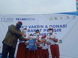 CT ARSA Foundation-TNI AL Gelar Serbuan Vaksinasi dan Donasi di Muara Gembong