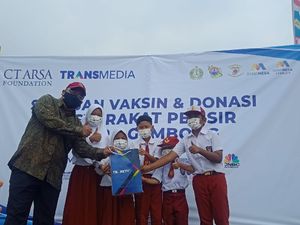 CT ARSA Foundation-TNI AL Gelar Serbuan Vaksinasi dan Donasi di Muara Gembong CT ARSA Foundation-TNI AL Gelar Serbuan Vaksinasi dan Donasi di Muara Gembong