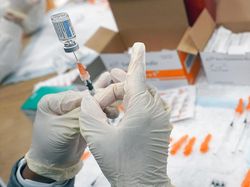 Afsel Laporkan Kematian Pertama Terkait Vaksin COVID