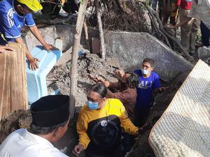 Saat Suara Suami Korban Rumah Ambruk di Surabaya Bergetar Azani Istri