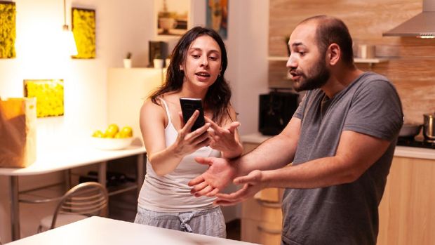 Tanda selingkuh yakni jarang berinteraksi di media sosial