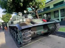 Tank Tempur Dikerahkan saat Vaksinasi Warga di Makassar