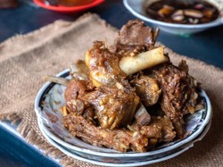 Menikmati Kelezatan Tengkleng Kepala Kambing Muda di Lumajang