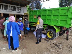Dump Truk Anjlok Saat Diperbaiki, Pemiliknya Tewas Tergencet