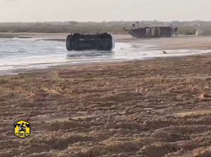 Enggak Tahu Diri! Nge-drift Pakai Toyota Fortuner, Akhirnya Terguling di Laut