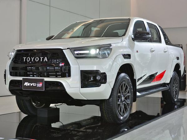 Bukan Buat ke Area Tambang, Hilux GR Sport Ini Cocoknya Buat Nongkrong di Mal