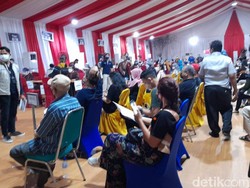 Warga Antusias Vaksinasi Corona Pfizer di BPSDM Kemenkes