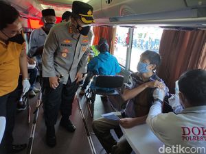 Gencarkan PeduliLindungi, Polisi Gelar Vaksinasi di Terminal Bungurasih