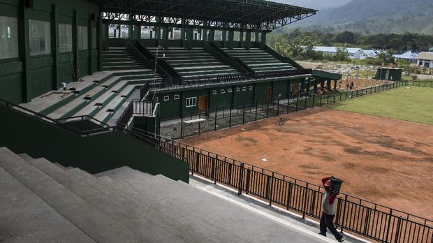 Pekerja melakukan perawatan rutin area tribun penonton di lapangan Softball, kawasan Pangkalan TNI AU Silas Papare, Kabupaten Jayapura, Papua, Selasa (24/8/2021). Lapangan yang memiliki luas mencapai 48.906,21 meter persegi dan berstandar internasional serta memenuhi syarat untuk menggelar kompetisi tingkat dunia ini nantinya akan digunakan untuk pertandingkan babak final. ANTARA FOTO/M Agung Rajasa/wsj.