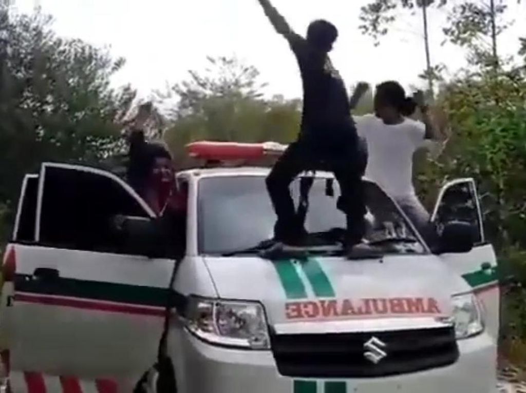 Viral Mahasiswa di Kalteng Ramai Joget-Panjat Ambulans, Polisi Turun Tangan