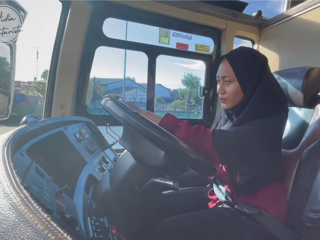 Kisah Wanita yang Jadi Bos PO Bus, Potretnya Nyetir Mobil Besar Jadi Viral