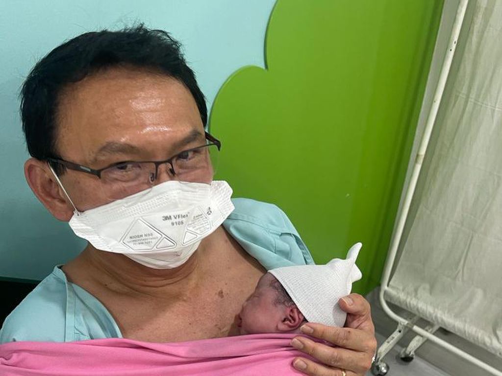 Ahok Skin To Skin dengan Bayi Perempuannya yang Baru Lahir, Ini Manfaatnya Ahok Skin To Skin dengan Bayi Perempuannya yang Baru Lahir, Ini Manfaatnya