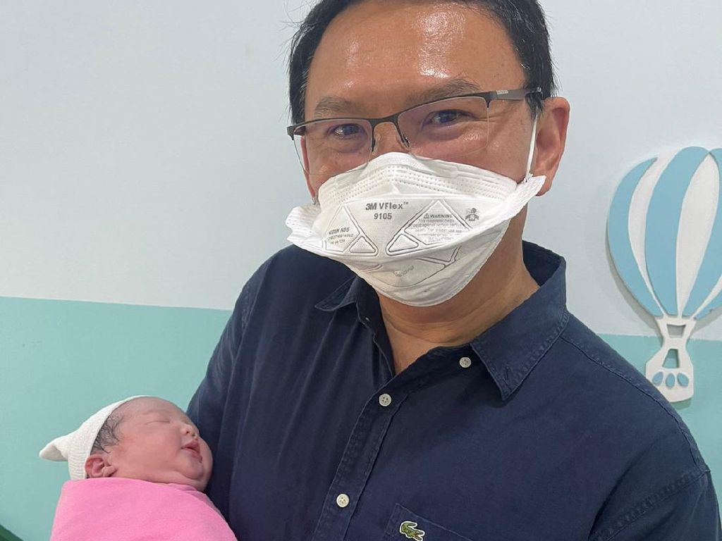 Ekspresi Ahok Menyambut Kelahiran Putrinya yang Baru Lahir