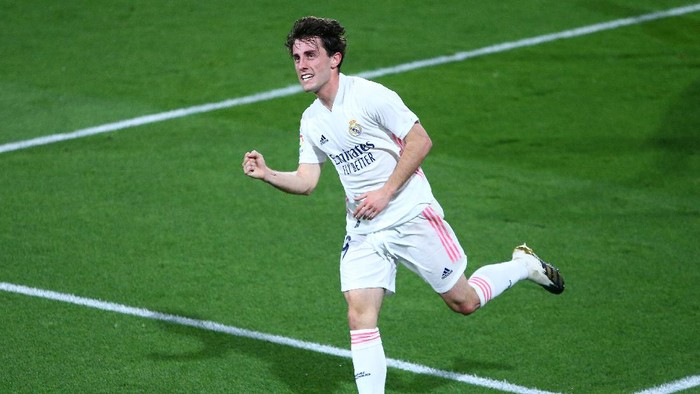 CADIZ, SPAIN - APRIL 21: Alvaro Odriozola of Real Madrid celebrates after scoring their sides second goal during the La Liga Santander match between Cadiz CF and Real Madrid at Estadio Ramon de Carranza on April 21, 2021 in Cadiz, Spain. Sporting stadiums around Spain remain under strict restrictions due to the Coronavirus Pandemic as Government social distancing laws prohibit fans inside venues resulting in games being played behind closed doors. (Photo by Fran Santiago/Getty Images)