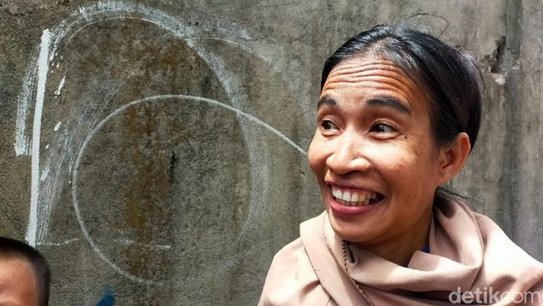 Potret Ibu Ani Pina yang Viral Mirip Jokowi