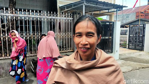 Ani Pina, ibu rumah tangga di Makassar yang viral mirip Presiden Jokowi. (Ibnu Munsir/detikcom)