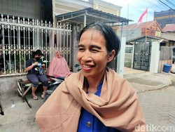 Keseharian Ibu Ani Pina yang Viral Mirip Jokowi: Bantu Cuci Piring Warga