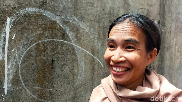 Ani Pina, ibu rumah tangga di Makassar yang viral mirip Presiden Jokowi. (Ibnu Munsir/detikcom)