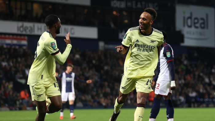 Arsenal, West bromwich Albion WEST BROMWICH, ENGLAND - AUGUST 25: Pierre-Emerick Aubameyang of Arsenal celebrates with team mate Ainsley Maitland-Niles after scoring his sides fifth goal and his hat trick the Carabao Cup Second Round match between West Bromwich Albion and Arsenal at The Hawthorns on August 25, 2021 in West Bromwich, England. (Photo by Catherine Ivill/Getty Images)