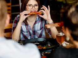 Bagaimana Hukumnya Makan di Restoran yang Menjual Menu Babi?