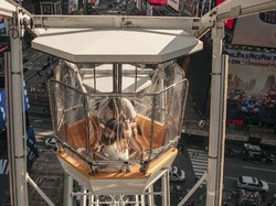 Dikelilingi Hutan Beton, Inilah Bianglala Times Square, Cocok Buat Selfie