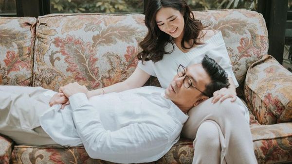 8 Foto Kemesraan Denny Sumargo dan Istri, Kini Diusik Tantangan Tes DNA