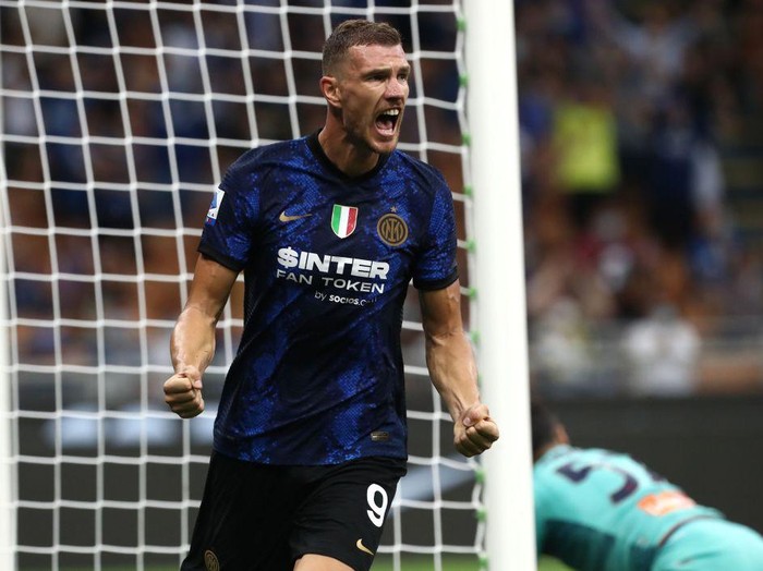 MILAN, ITALY - AUGUST 21: Edin Dzeko of FC Internazionale celebrates his goal during the Serie A match between FC Internazionale v Genoa CFC at Stadio Giuseppe Meazza on August 21, 2021 in Milan, Italy. (Photo by Marco Luzzani/Getty Images)