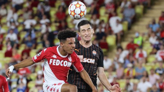 Monaco's French midfielder Sofiane Diop (L) heads the ball with Shakhtar Donetsk's Ukrainian defender Mykola Matviyenko during their UEFA Champions League third preliminary round football match between AS Monaco and FC Chakhtar Donetsk at 