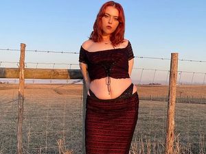 Penampilan Influencer yang Hobi Pamer Perut Bergelambir, Disindir Terlalu PD