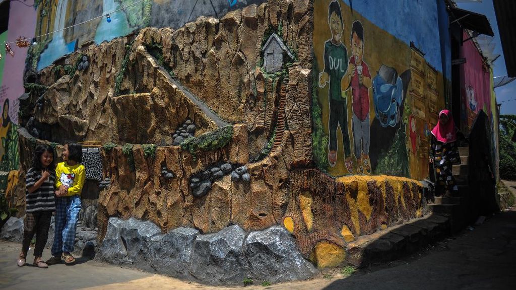 Warna-warni Kampung Mural Religi di Bandung Warna-warni Kampung Mural Religi di Bandung