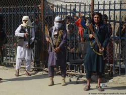 Keji Taliban Tembak Mati Polisi Kawal Anak-anak Vaksinasi